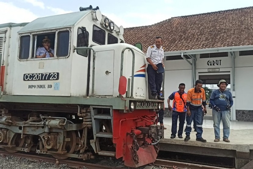 PT KAI melakukan uji coba lokomotif di Stasiun Garut, Kamis (23/1). Untuk pertama kalinya, sejak jalur kereta Cibatu Garut ditutup pada 1983, lokomotif kembali masuk ke stasiun itu. 