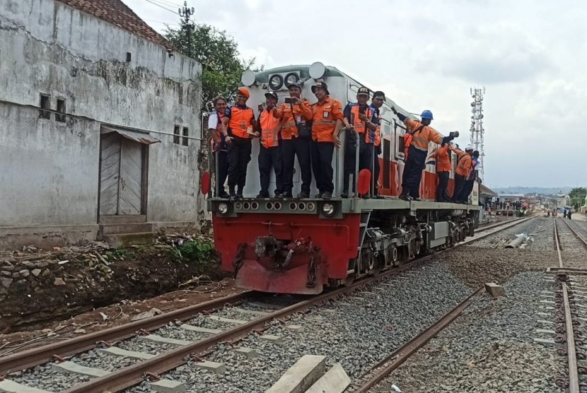 PT KAI melakukan uji coba lokomotif di Stasiun Garut, Kamis (23/1). Untuk pertama kalinya, sejak jalur kereta Cibatu Garut ditutup pada 1983, lokomotif kembali masuk ke stasiun itu. 