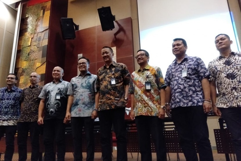 Direktur Utama Garuda Indonesia Irfan Setiaputra bersama jajaran direksi lainnya melakukan foto bersama setelah acara temu media di Gedung Garuda City Center, Cengkareng, Kamis (23/1). 
