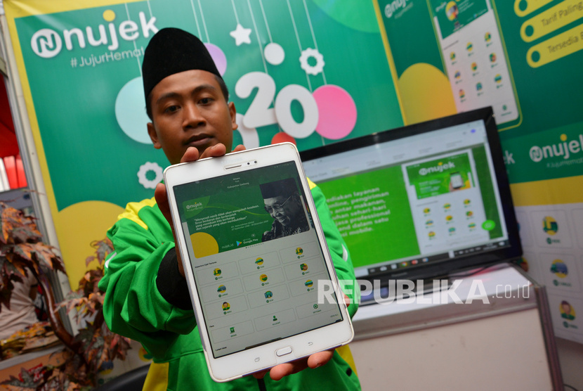 Peserta menunjukkan aplikasi ojek online Nusantara Ojek (Nujek).