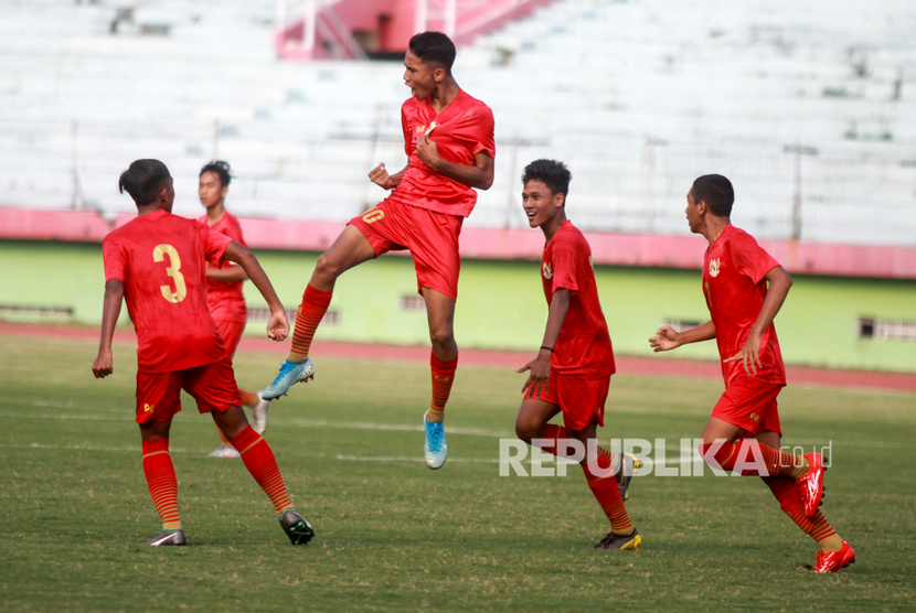 Pesepak bola timnas Indonesia U-16 Marselino Ferdinan (kedua kiri) melakukan selebrasi seusai mencetak gol ke gawang PSBK Blitar U-17 di Stadion Gelora Delta Sidoarjo, Jawa Timur, Kamis (23/1/2020).