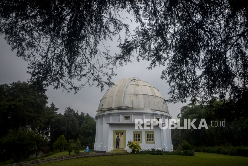 Petugas keamanan memeriksa halaman Observatorium Peneropongan Bintang Bosscha yang merupakan peninggalan bersejarah di Lembang, Jawa Barat, Kamis (23/1/2020).(Antara/Raisan Al Farisi)