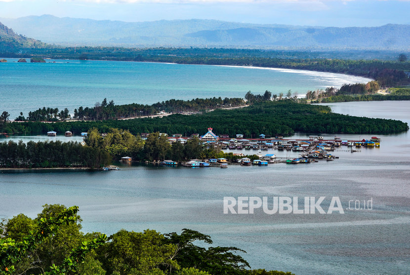 Kampung Enggros (Injros) tampak dari ketinggian dalam Teluk Youtefa, Kota Jayapura, Papua (ilustrasi). Pembangunan sarana prasarana sektor komunikasi di Provinsi Papua harus menjadi salah satu prioritas pada tahun ini. 
