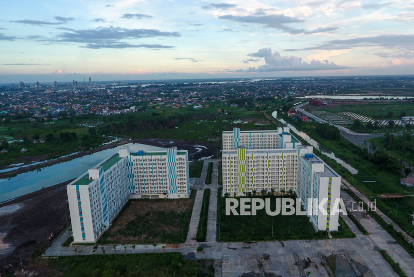 Foto aerial tiga tower Rumah Susun Sederhana Milik (Rusunami) Jakabaring, Palembang, Sumatera Selatan, Kamis (23/1/2020). 