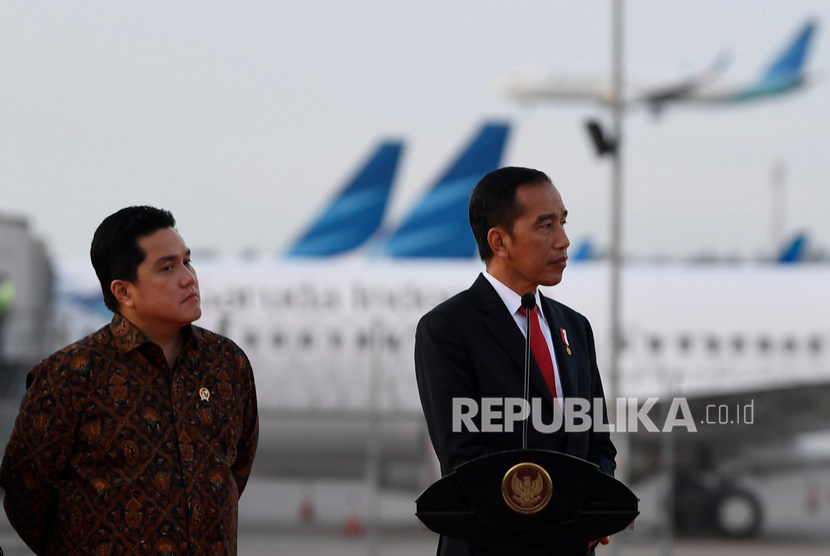 Presiden Joko Widodo (kanan) bersama Menteri BUMN Erick Thohir saat peresmian landasan pacu tiga Bandara Internasional Soekarno-Hatta (Soetta), East Connection Taxiway (ECT), terminal tiga dan gedung VIP Bandara Soekarno-Hatta di Tangerang, Banten, Kamis (23/1/2020).