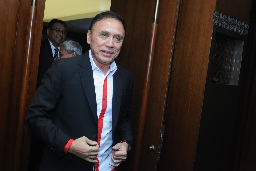 Ketua Umum PSSI Mochamad Iriawan meninggalkan ruangan usai menghadiri Rapat Umum Pemegang Saham (RUPS) PT Liga Indonesia Baru (LIB) di kawasan Kuta, Badung, Bali, awal tahun 2020.