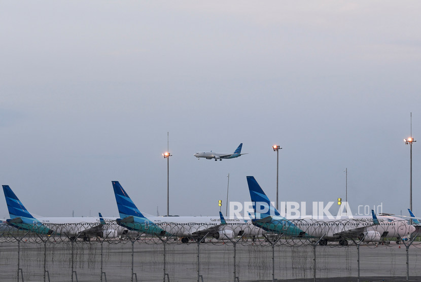 Maskapai Garuda Indonesia bersiap mendarat di Bandara Soekarno-Hatta, Tangerang, Banten. Garuda Indonesia diperkirakan akan mencatatkan laba mulai tahun 2022. Ilustrasi.