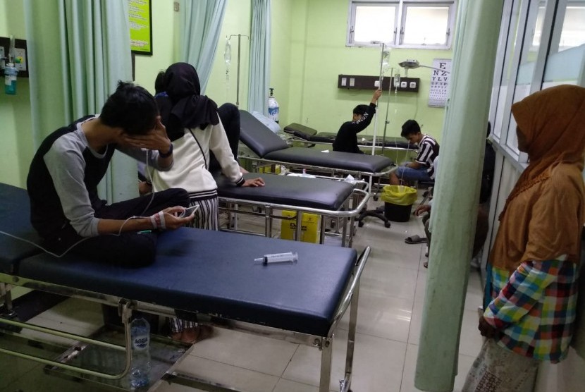 Korban menjalani perawatan di RS SMC Kabupaten Tasikmalaya, Jumat (24/1). Hingga Jumat siang, dilaporkan delapan orang meninggal diduga akibat mengonsumsi miras oplosan.