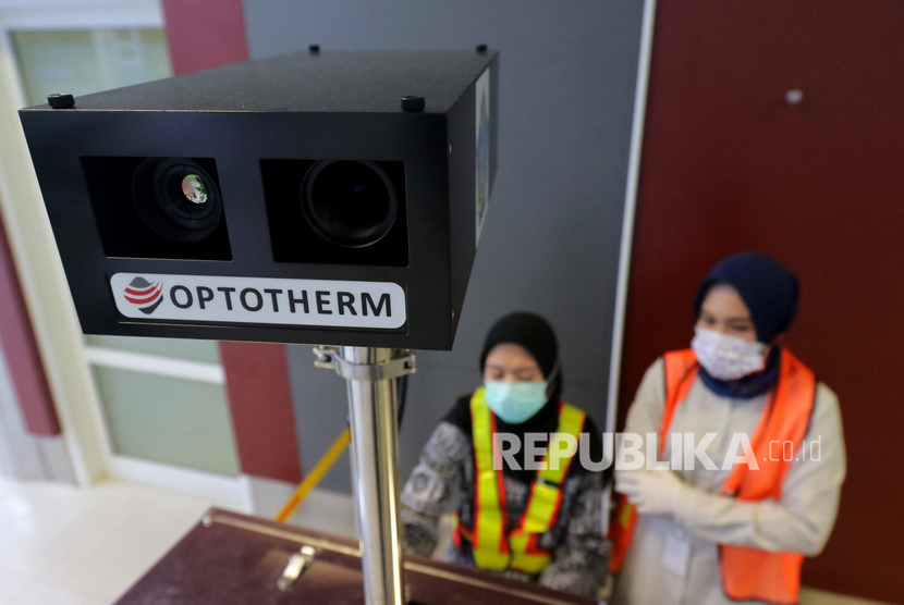 Petugas Kantor Kesehatan Pelabuhan (KKP) Pangkalpinang mengoperasikan alat deteksi suhu tubuh atau 