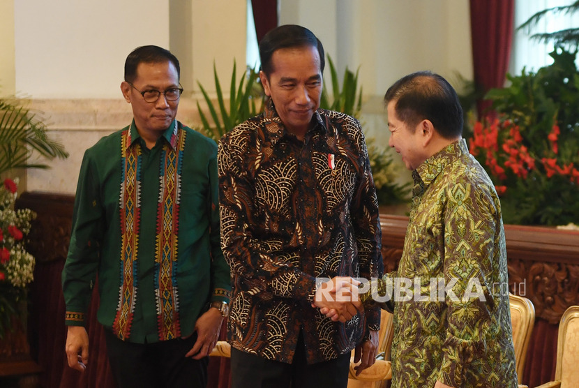 Presiden Joko Widodo (tengah) 