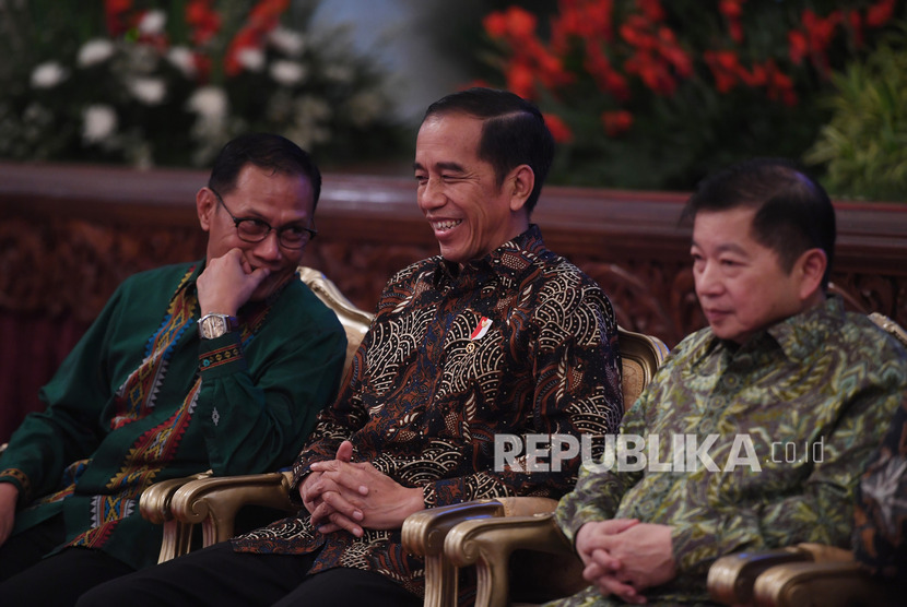 Presiden Joko Widodo (tengah) berbincang dengan Menteri PPN/Kepala Bappenas Suharso Monoarfa (kanan) dan Kepala BPS Suhariyanto saat Pencanangan Sensus Penduduk 2020 di Istana Negara, Jakarta, Jumat (24/1/2020). 