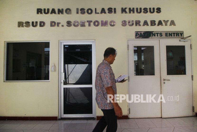 Petugas melintas di depan pintu masuk Ruang Isolasi Khusus (RIK) RSUD Dokter Soetomo, Surabaya, Jawa Timur.