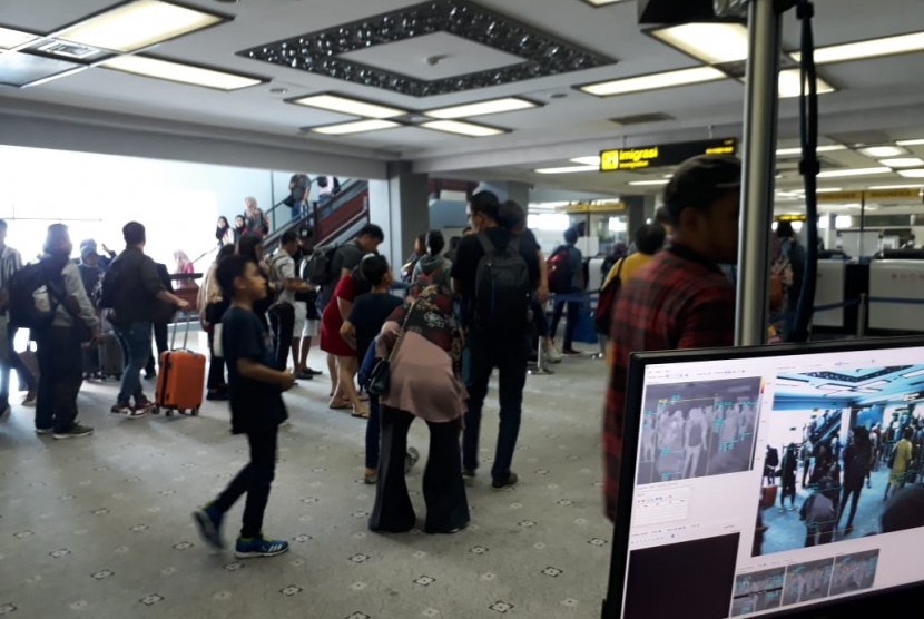 Kantor Kesehatan Pelabuhan Kelas II Sumbar Wilayah Kerja Bandara Internasional Minangkabau memantau penumpang internasional yang masuk ke BIM untuk mengantisipasi masuknya virus corona, Jumat (24/1).
