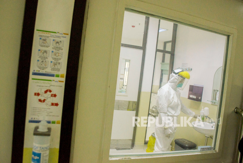 Petugas medis menggunakan pakaian pelindung saat mengontrol ruangan khusus untuk wabah Virus Corona di Ruangan Isolasi Infeksi Khusus Kemuning Rumah Sakit Dokter Hasan Sadikin (RSHS), di Bandung, Jawa Barat, Jumat (24/1/2020). 