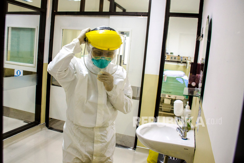 Petugas medis menggunakan pakaian pelindung saat mengontrol ruangan khusus untuk wabah Virus Corona di Ruangan Isolasi Infeksi Khusus Kemuning Rumah Sakit Dokter Hasan Sadikin (RSHS), di Bandung, Jawa Barat, Jumat (24/1/2020).