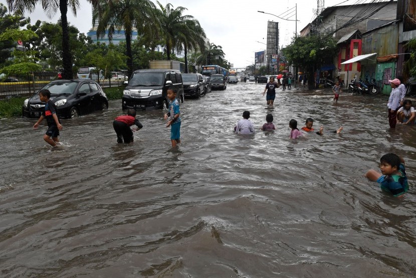 Sejumlah anak bermain air yang membanjiri Jalan Gunung Sahari di Pademangan, Jakarta. Sudin Sumber Daya Air Jakarta Utara turunkan tiga pompa untuk sedot genangan air Jalan Gunung Sahari, Pademangan. Ilustrasi.