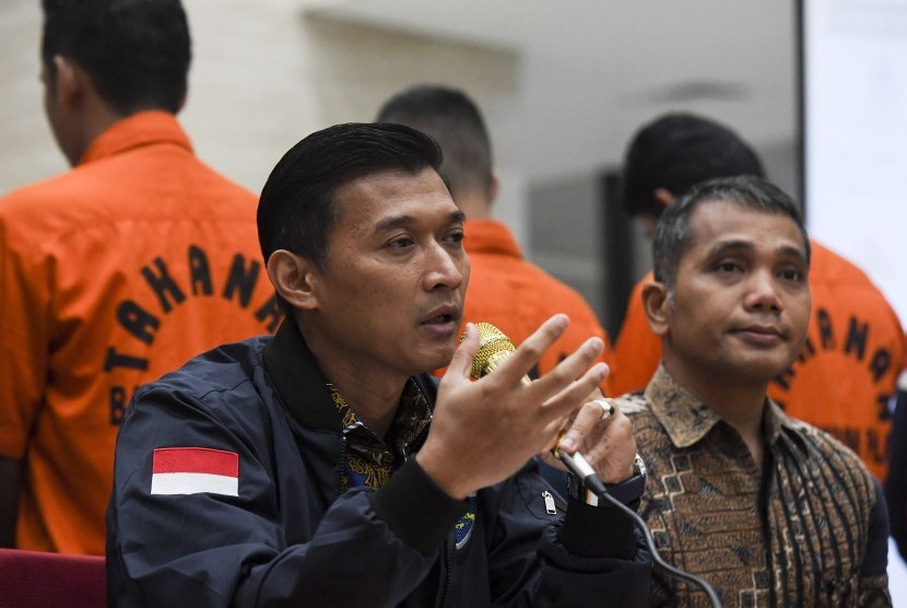 Wakil Direktur Tindak Pidana Siber Bareskrim Polri Kombes Himawan Bayu Aji (kiri)