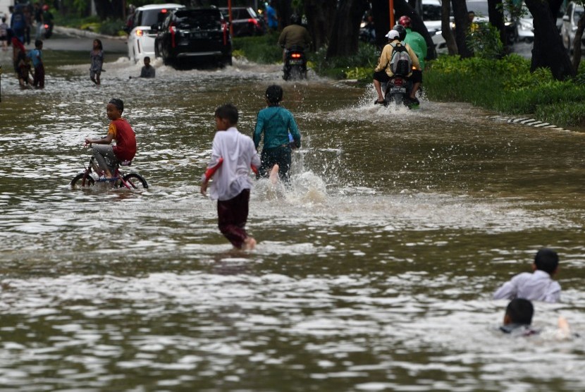 Air membanjiri Jalan Bungur Raya, Jakarta Pusat.