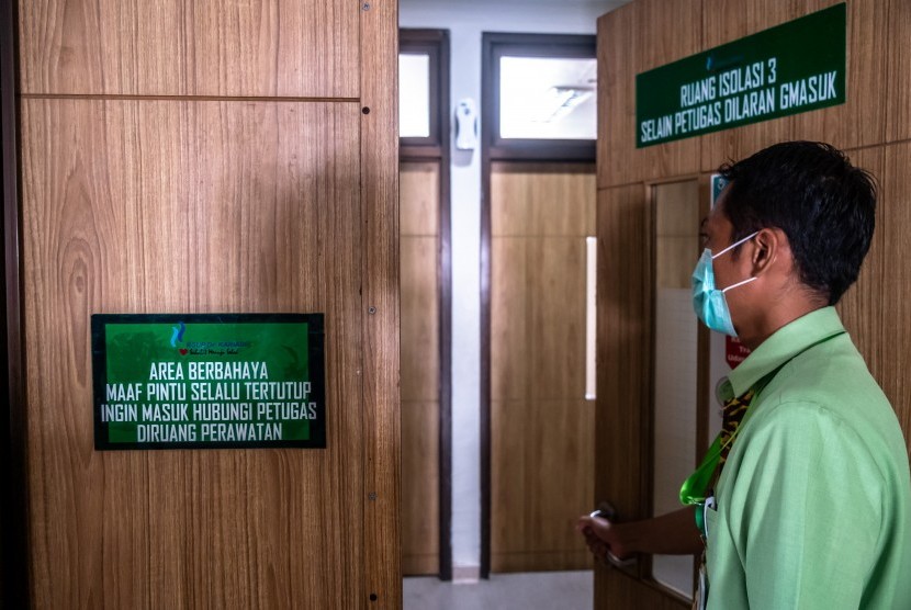 Ruangan isolasi khusus untuk menangani pasien yang menderita penyakit pneumonia berat. Seorang pasien dirawat di RSUD Raden Mattaher Jambi dengan keluhan demam sepulang dari Wuhan, China.