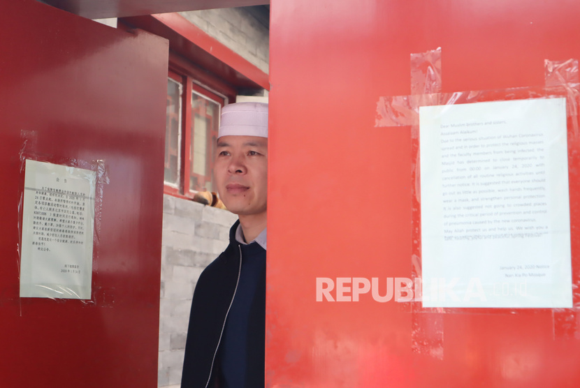 Seorang imam menutup pintu gerbang Masjid Nanxiapo, menyusul pengumuman dari pemerintah setempat untuk meniadakan berbagai aktivitas masyarakat di tempat-tempat umum termasuk kegiatan shalat Jumat untuk menghindari meluasnya wabah Covid-19, di Beijing, Jumat (24/1/2020). Masjid di Beijing kembali ditutup pada Jumat (1/1/2021).