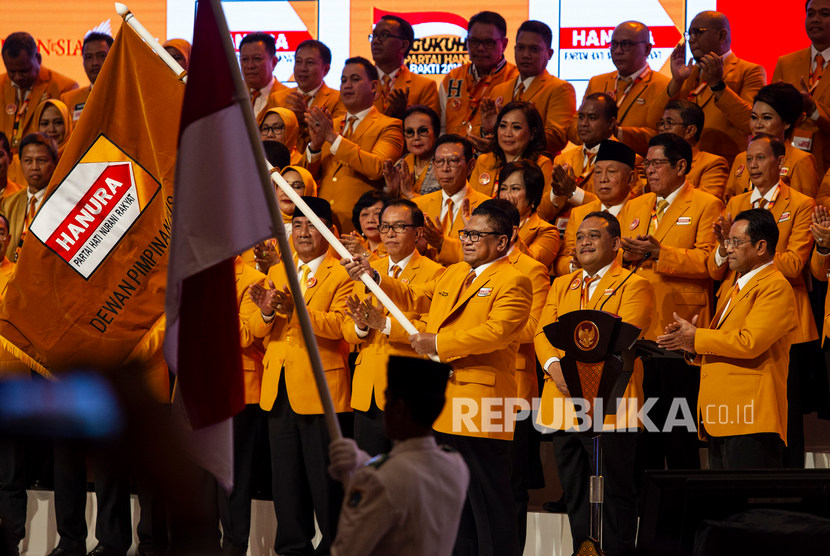 Ketua Umum Partai Hanura Oesman Sapta Odang mengibarkan pataka Partai Hanura pada Pengukuhan Pengurus Dewan Pimpinan Pusat (DPP) Partai Hanura Masa Bakti 2019-2024 di Jakarta Convention Center (JCC), Senayan, Jakarta, Jumat (24/1/2020).