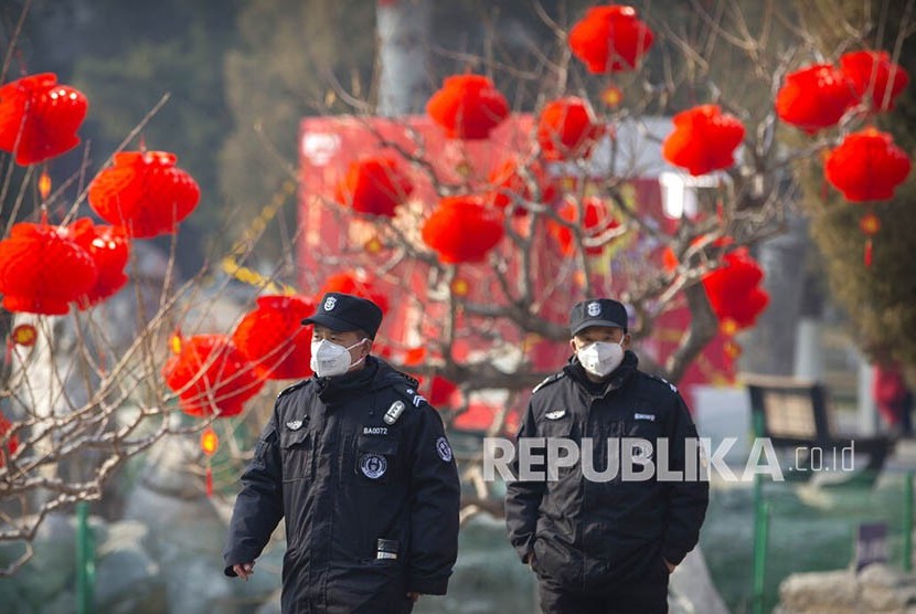 Petugas keamanan di Beijing.