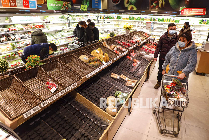  Warga berbelanja dengan mengenakan masker di sebuah supermarket di Kota Wuhan, Sabtu (25/1).  Pemerintah China mengisolasi Kota Wuhan sebagai pusat penyebaran virus corona yang telah menginfeksi sekitar ratusan warga Wuhan dan menewaskan puluhan lainnya.