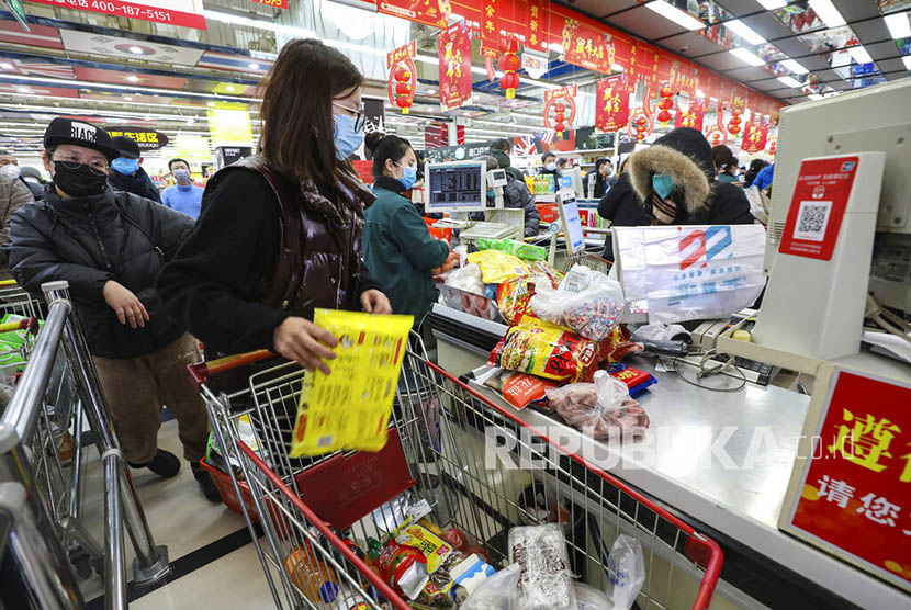  Warga berbelanja dengan mengenakan masker di sebuah supermarket di kota Wuhan, Sabtu (25/1/2020).   Pemerintah China mengisolasi Kota Wuhan sebagai pusat penyebaran virus Corona yang telah menginfeksi sekitar ratusan warga Wuhan dan menewaskan puluhan lainnya.