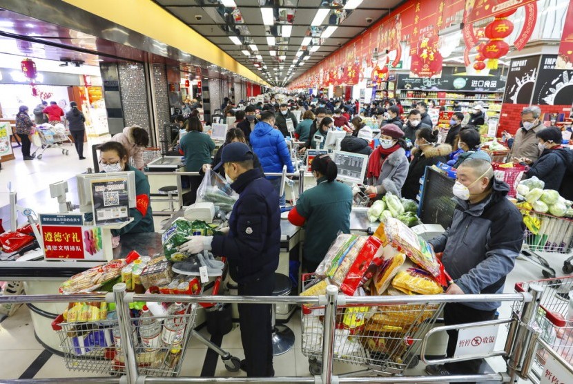  Warga berbelanja dengan mengenakan masker di sebuah supermarket di kota Wuhan, Sabtu (25/1/2020).   Pemerintah China mengisolasi Kota Wuhan sebagai pusat penyebaran virus Corona yang telah menginfeksi sekitar ratusan warga Wuhan dan menewaskan puluhan lainnya.