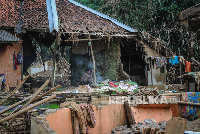 Seorang warga beraktifitas di rumahnya yang rusak akibat diterjang banjir bandang di Kampung Susukan, Lebak, Banten (ilustrasi)