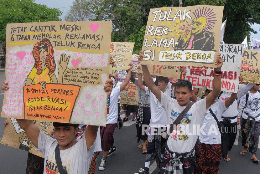 Sejumlah pengunjuk rasa meneriakkan yel-yel dalam aksi tolak reklamasi Teluk Benoa di Denpasar, Bali, Ahad (26/1/2020).