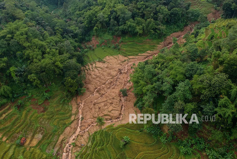 Foto udara lokasi bencana pascabanjir bandang di Kampung Cilipung, Pasanggrahan Baru, Sumedang Selatan, Kabupaten Sumedang, Jawa Barat, Senin (27/1/2020). (Ilustrasi)