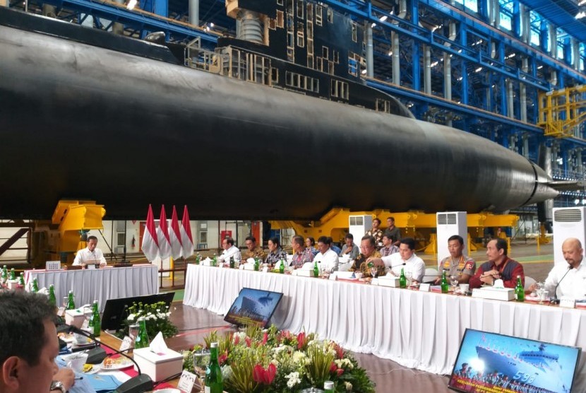 Presiden Jokowi memimpin rapat terbatas di dalam hanggar produksi kapal selam PT PAL Indonesia, Senin (27/1). 