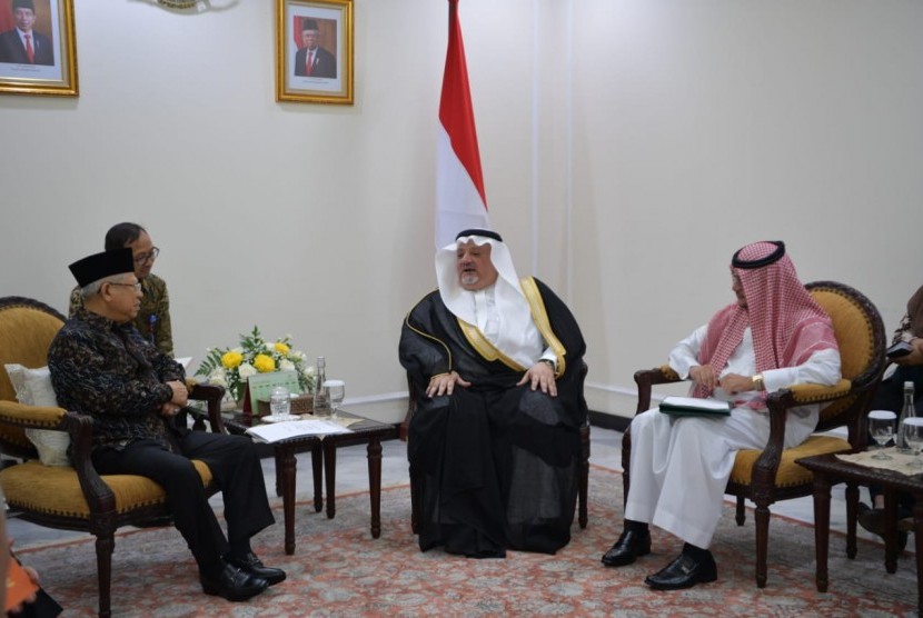Duta Besar Kerajaan Arab Saudi untuk Indonesia Esam A. Abid Athagafi menemui Wakil Presiden Ma