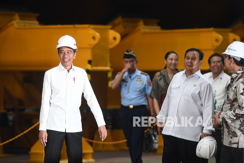 Presiden Joko Widodo (kiri) didampingi Menhan Prabowo Subianto (kedua kanan) dan DIrut PT PAL Budiman Saleh (kanan) saling berbincang ketika melakukan kunjungan sebelum Rapat Terbatas di Fasilitas Produksi Kapal Selam PT PAL, Surabaya, Jawa Timur, Senin (27/1/2020).