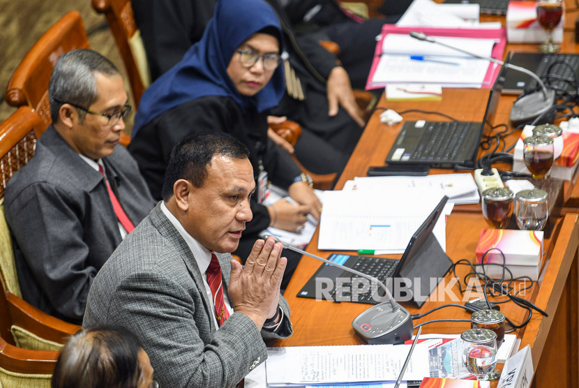 Ketua Komisi Pemberantasan Korupsi (KPK) Firli Bahuri (kiri) didampingi Wakil Ketua KPK Alexander Marwata (kedua kiri) dan Lili Pintauli Siregar (ketiga kiri) menyampaikan salam saat mengikuti Rapat Dengar Pendapat (RDP) dengan Komisi III DPR di Kompleks Parlemen, Jakarta, Senin (27/1/2020). 