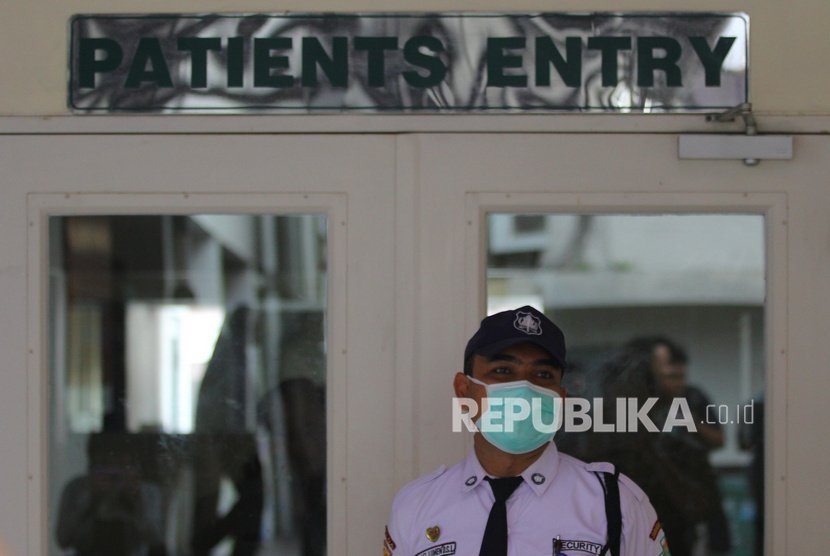 Petugas keamanan berjaga di luar Ruang Isolasi Khusus (RIK) yang merawat pasien di RSUD dr Soetomo, Surabaya, Jawa Timur, Senin (27/1/2020).(Antara/Moch Asim)