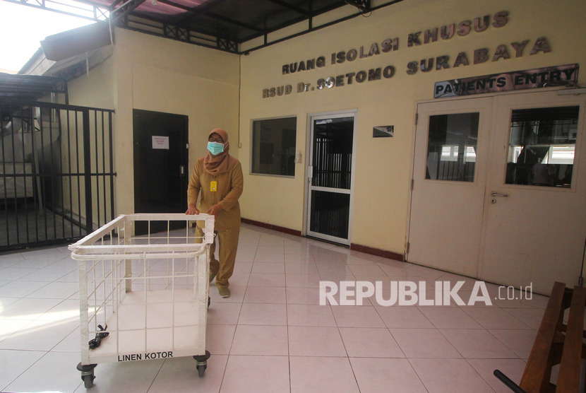 Rumah Sakit Umum Daerah (RSUD) dr Soetomo Surabaya tetap menerima pasien Covid-19, meski kapasitas tempat tidur sudah tidak mencukupi atau melebihi kapasitas. Jumlah pasien sudah di atas 100 persen, atau melebihi kapasitas dari ketersediaan 356 tempat tidur. (Foto ilustrasi Ruang Isolasi Khusus (RIK) RSUD dr Soetomo Surabaya)