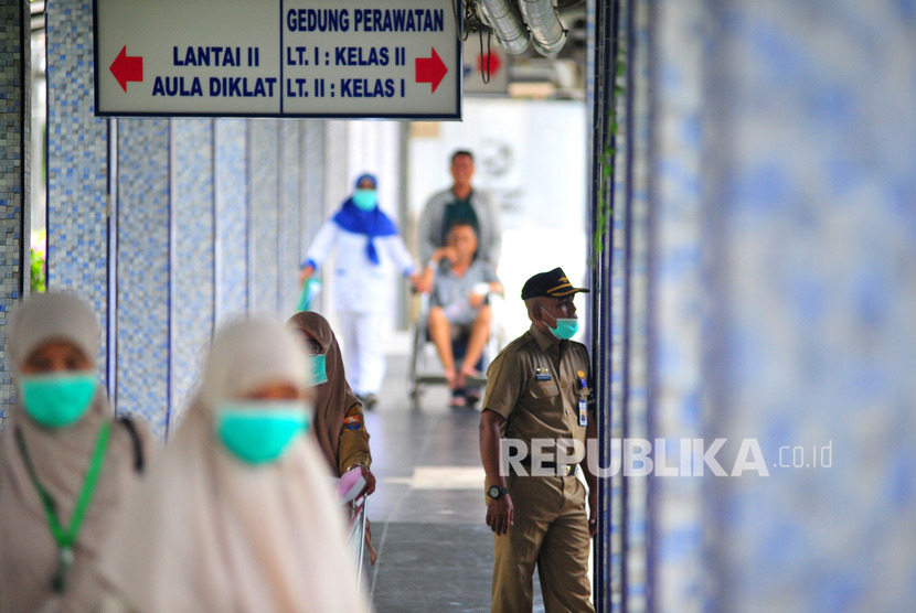 Pengamat pertahanan, Ridlwan Habib menyarankan agar Pemerintah Indonesia membuat pusat penanganan krisis (Crisis Center) untuk mengantisipasi Virus Corona masuk menyebar ke Indonesia. Crisis center ini juga untuk mengatasi keresahan masyarakat (Foto: antisipasi corona di RS)
