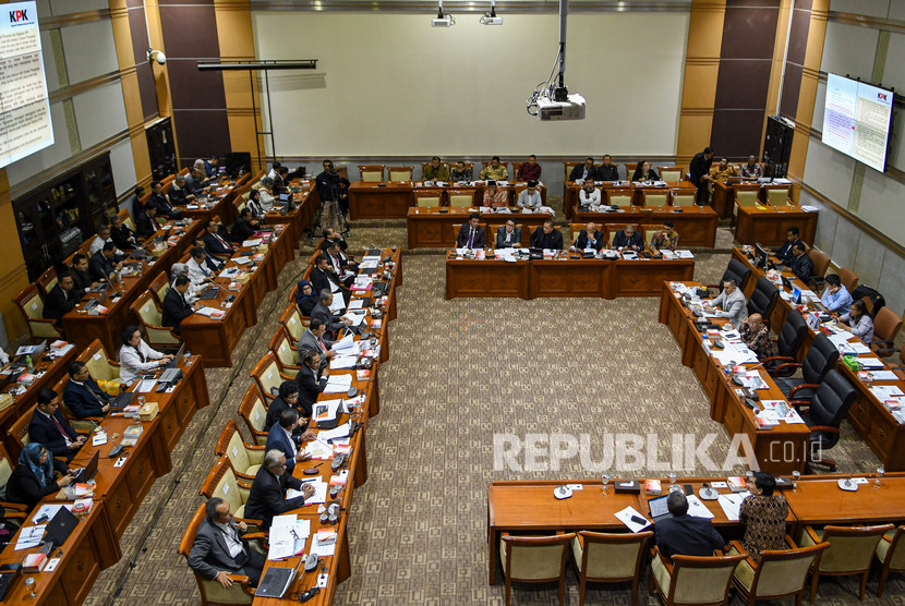 Suasana jalannya Rapat Dengar Pendapat (RDP) Komisi Pemberantasan Korupsi (KPK) dengan Komisi III DPR di Kompleks Parlemen, Jakarta, Senin (27/1/2020).