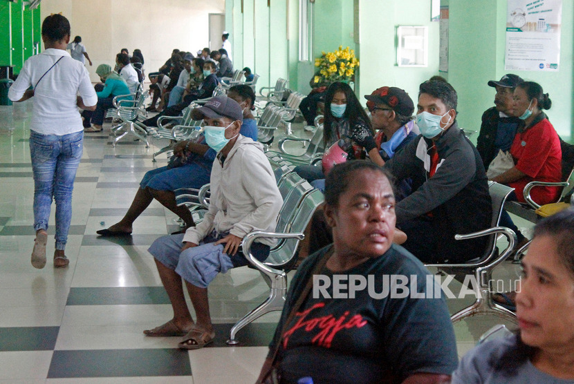 Pelayanan RSUD Sorong Sudah Normal. Sejumlah warga mengantre di loket pelayanan Rumah Sakit Umum Daerah (RSUD) Sele Be Solu Kota Sorong, Papua Barat.