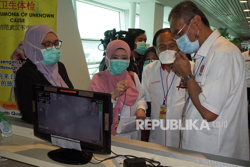 Malaysia Kirim Pesawat Bawa Pulang 141 Orang dari Wuhan. Menteri Kesehatan Malaysia Dzulkefly Ahmad (kanan) melihat peralatan thermal scanner untuk mendeteksi penumpang yang mengidap virus corona saat melakukan inspeksi ke Bandara Kuala Lumpur International Airport (KLIA) 2 di Sepang.