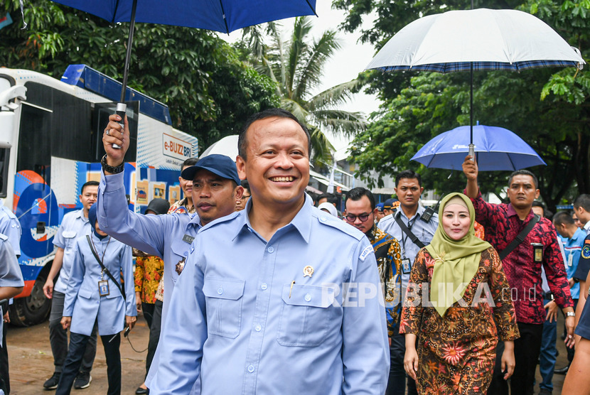 Menteri Kelautan dan Perikanan (KKP) Edhy Prabowo (tengah) tiba dilokasi acara penyerahan bantuan kepada nelayan.