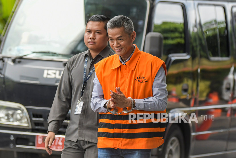 Mantan Komisioner KPU Wahyu Setiawan memasuki ruangan untuk menjalani pemeriksaan di gedung KPK, Jakarta, Senin (27/1/2020).