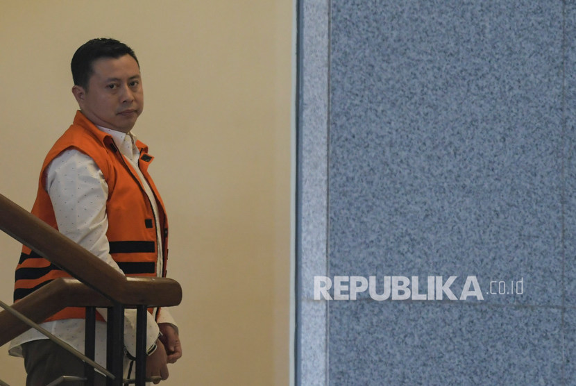 Tersangka Saeful Bahri memasuki ruangan untuk menjalani pemeriksaan di gedung KPK, Jakarta, Senin (27/1/2020).