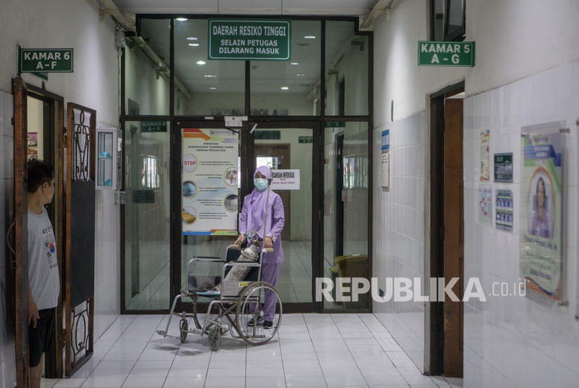 Ruang Isolasi RSUD Dr Moewardi, Solo, Jawa Tengah. Seorang pasien dalam pengawasan (PDP) Covid-19 meninggal di RSUD Dr Moewardi Solo, Jawa Tengah, Selasa (24/3) sore.