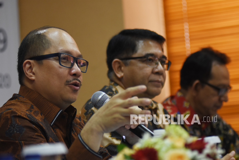 Direktur Utama PT Taspen (Persero) Antonius N.S Kosasih (kiri) didampingi Komisaris Utama Franky Sibarani (tengah), dan Direktur Operasional Mohamad Jufri, menyampaikan Paparan Kinerja PT Taspen (Persero) di Jakarta, Senin (27/1/2020).
