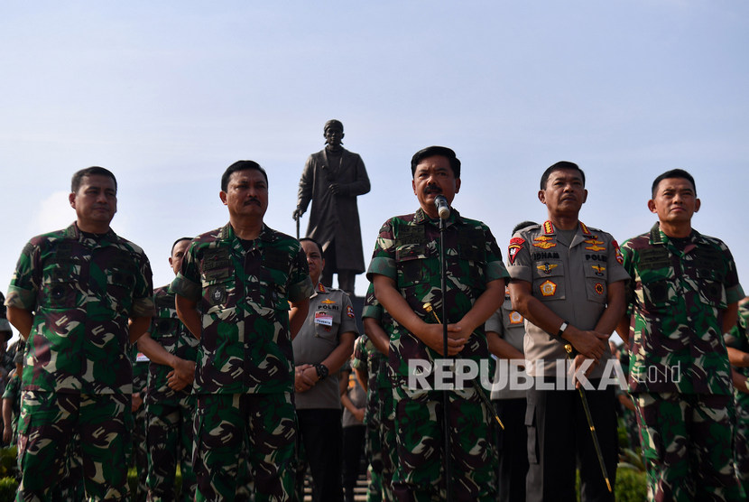 Panglima TNI Marsekal TNI Hadi Tjahjanto (tengah) bersama Kapolri Jenderal Pol Idham Aziz (kedua kanan).  