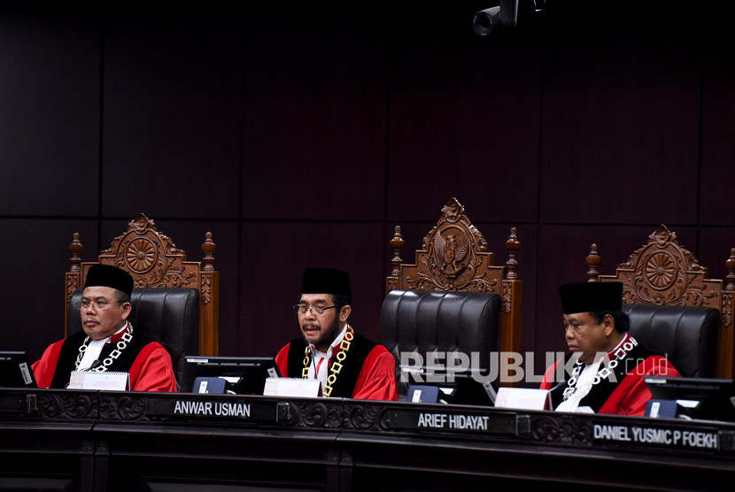 Ketua Mahkamah Konstitusi (MK) Anwar Usman (tengah) memimpin sidang pleno penyampaian laporan tahun 2019 di Gedung MK, Jakarta, Selasa (28/1/2020).