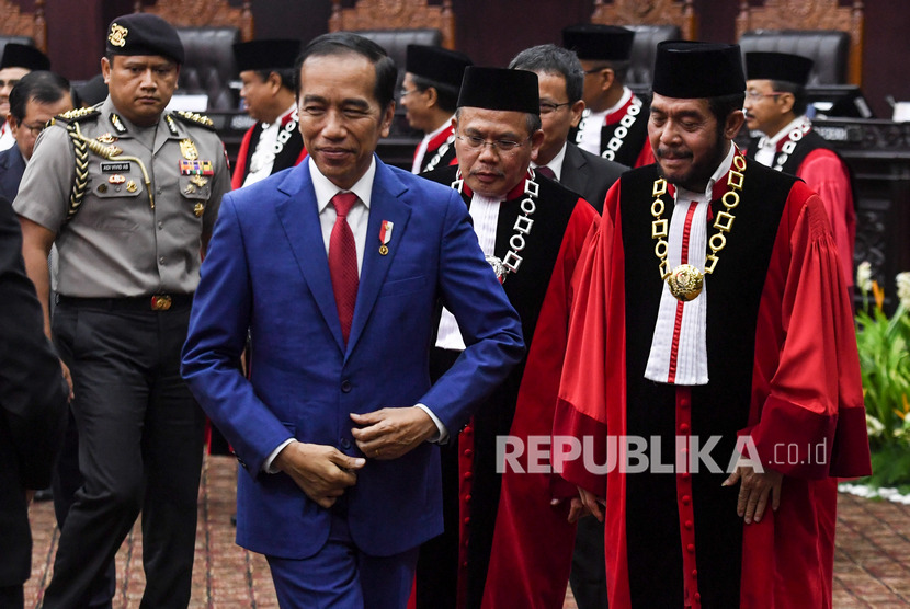Presiden Joko Widodo (kiri) bersama Ketua Mahkamah Konstitusi Anwar Usman (kanan).